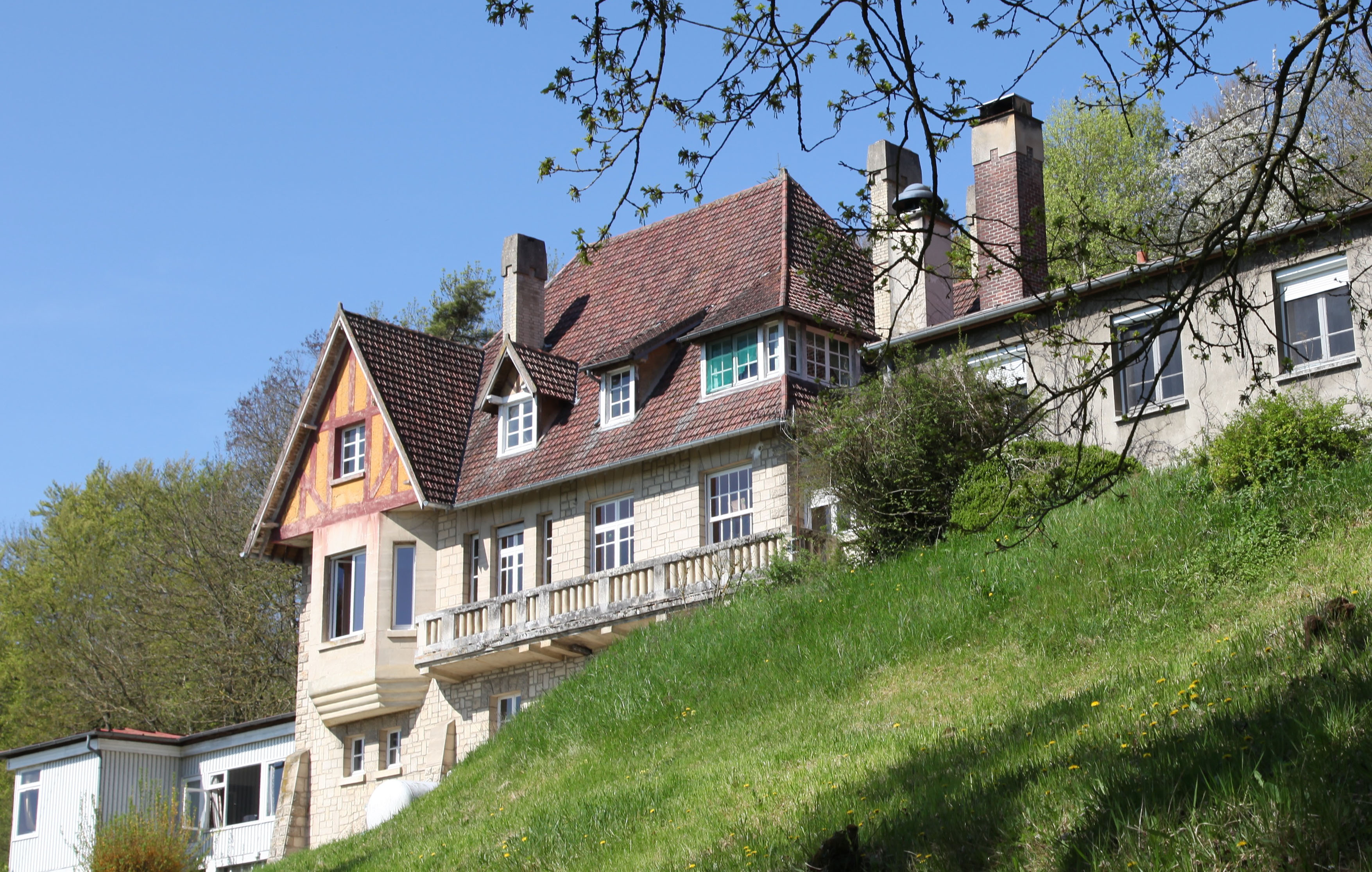 La grande maison patrimoniale de L'Hermitage au lever du soleil, lieu d'accueil de séminaires