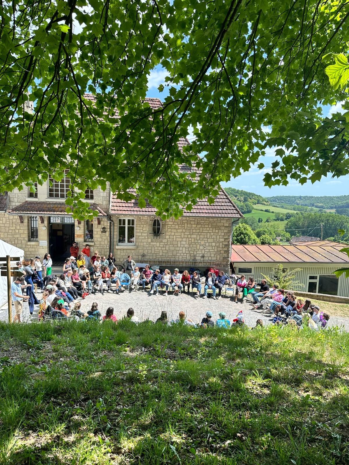 Temps de partage en équipe lors d'un séminaire à L'Hermitage