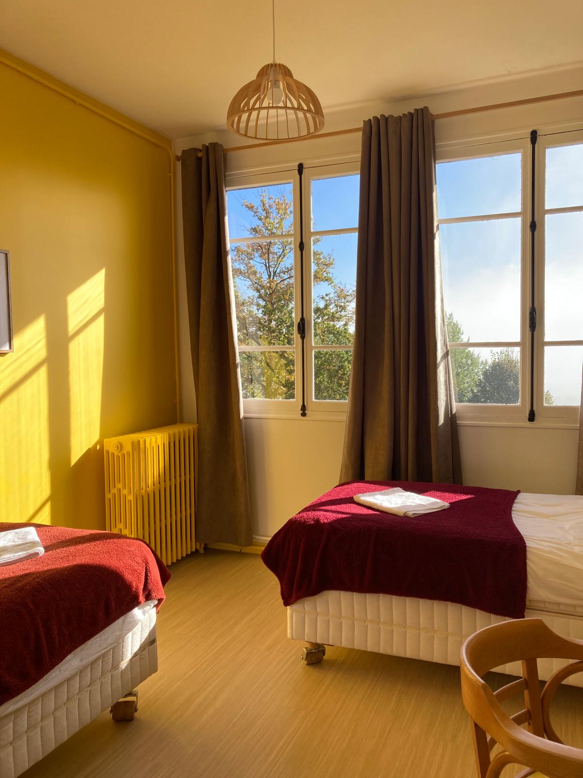 Chambre lumineuse de la grande maison de L'Hermitage